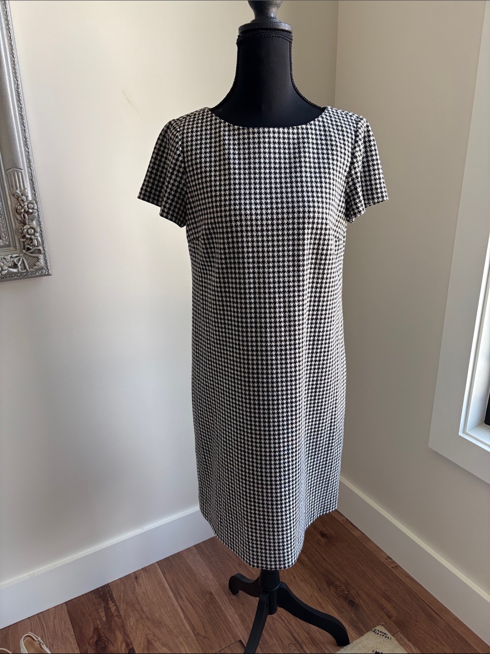 Classic Black & White Houndstooth Short-Sleeve Shift Dress